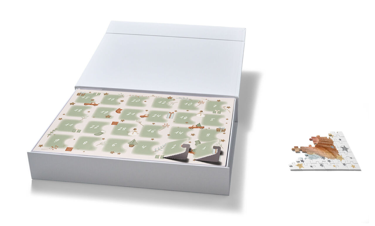 Premium Puzzle-Adventskalender mit zwei geöffneten Türchen und einem bereits gepuzzelten Puzzlestück