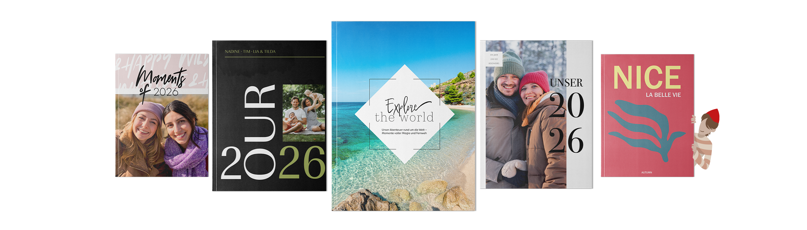 Fünf CEWE FOTOBÜCHER mit verschiedenen Designs und Jahreszahlen.