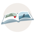 Offenes CEWE Fotobuch mit geliebtem Herzmotiv und Berglandschaft