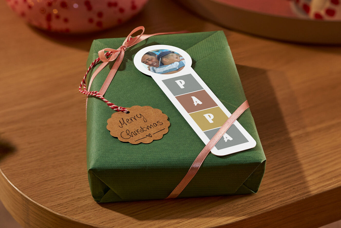 "Liebevoll verpacktes Geschenk mit Schleifen und Foto-Lesezeichen mit der Aufschrift ""PAPA""         "