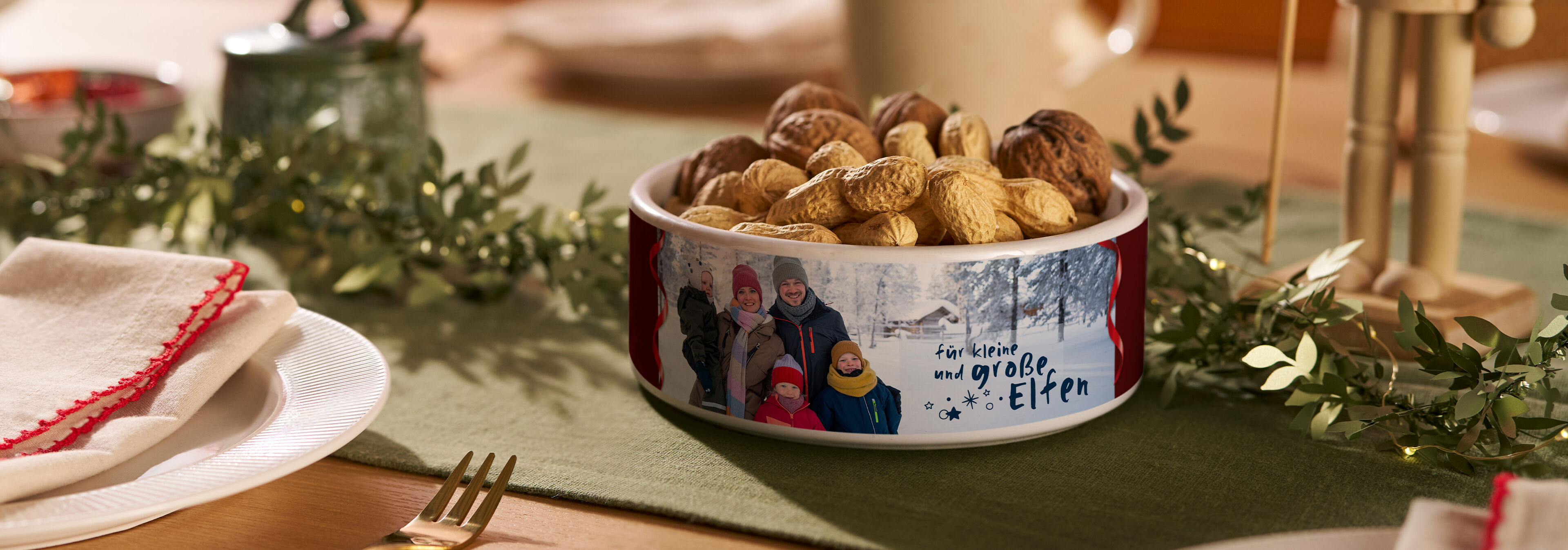 Hund frisst aus einem personalisierten Napf mit Pfoten und Namen, daneben eine Trinkschale mit Hundefotos